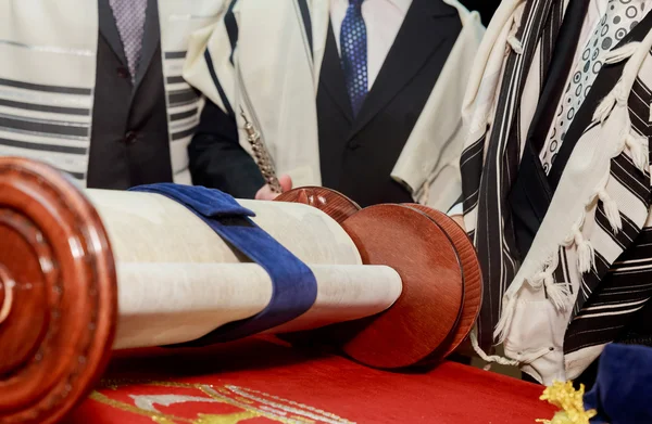 Mão de menino lendo a Torá Judaica no Bar Mitzvah — Fotografia de Stock