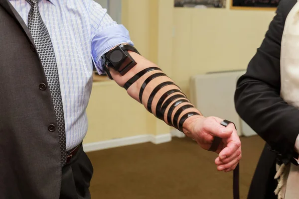 Mano de niño leyendo la Torá judía en Bar Mitzvah — Foto de Stock