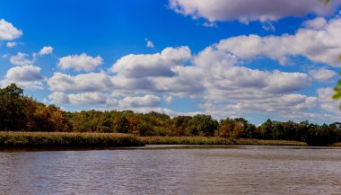 Mavi gökyüzü ve bulutlar yansımalar
