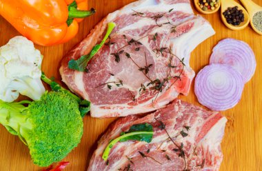 iki adet ahşap kesme tahtası bileşenlere çiğ domuz eti