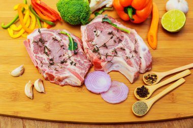 Baharat ile mükemmel çiğ domuz eti boyun