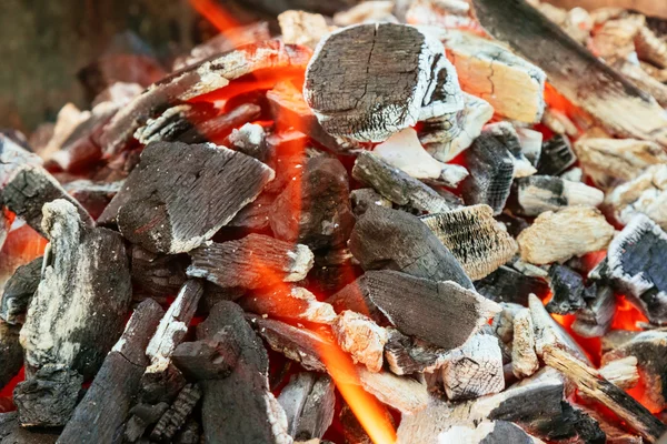 Houtskool branden in BBQ-Close-up — Stockfoto