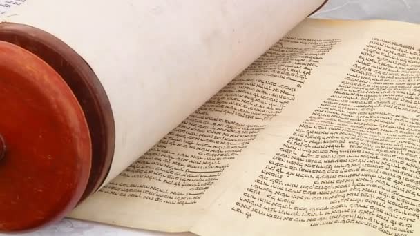 L'hébreu Torah, exposé ici sur une synagogue 5 SEPTEMBRE 2016 