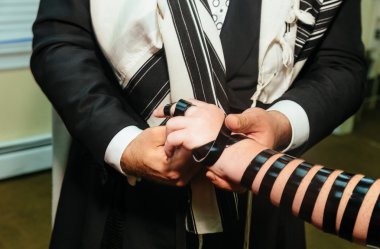 El çocuğun Yahudi Torah Bar Mitzvah okuma