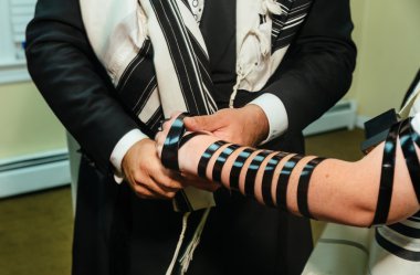 El çocuğun Yahudi Torah Bar Mitzvah okuma