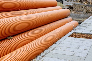 Şehrin su sisteminin yeniden inşasına ilişkin inşaat sahasında sıra sıra dizilmiş plastik PVC borular