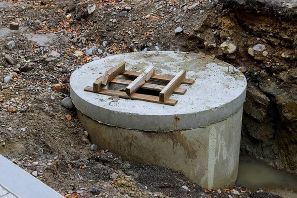 都市ユーティリティ下水システム鋼管の再建に代わる水道配水井の建設 — ストック写真