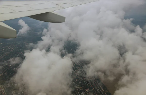 Flugzeug Flügel Über Weißen Wolken Himmel Des Flugzeugs — Stockfoto