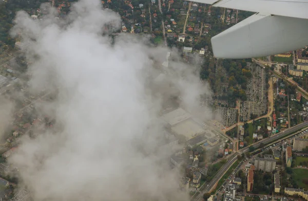 Blick Auf Die Stadt Von Einem Fliegenden Flugzeugfenster Blauer Himmel — Stockfoto