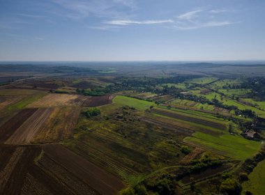 Tarımsal tarlaların yeşili kırsal alanların tarlaları ile hava manzaralı