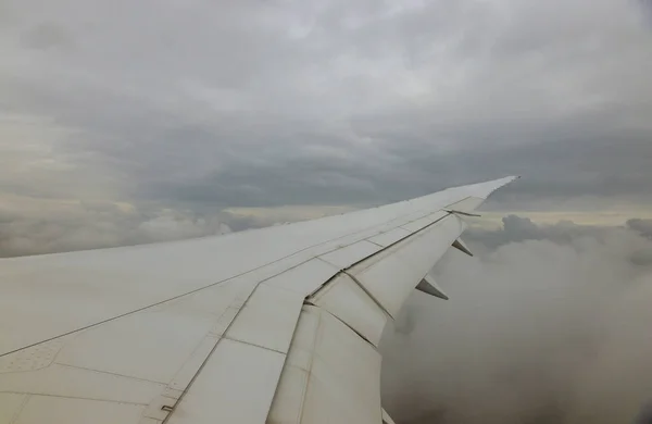 Asa Avião Avião Voando Acima Das Nuvens Céu Vista Para — Fotografia de Stock