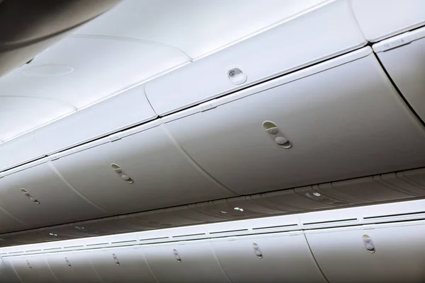 飞机上乘客座位上方装有行李的手提行李架 — 图库照片