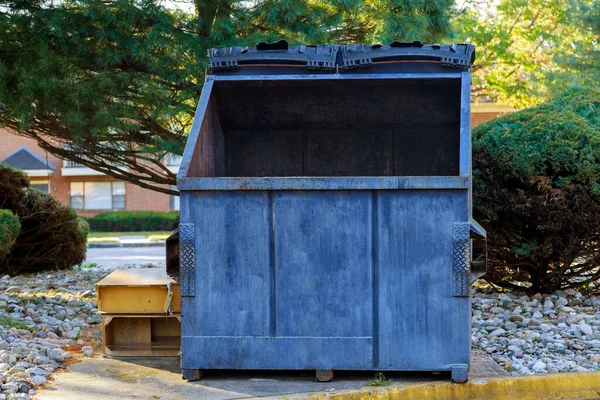 Garbage Containers Cans Residential Buildings Ecology Environmental Pollution — Stock Photo, Image