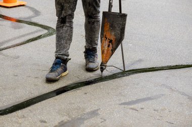 Yol yüzeyi yenileme çalışmaları yol yamasında yapılır çatlakların onarılması için bitumen emülsiyonla kaplanarak yapılır.