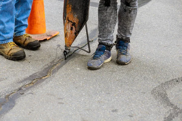 Los Trabajadores Realizan Reparaciones Menores Pavimento Rociando Asfalto Líquido Pozos — Foto de Stock