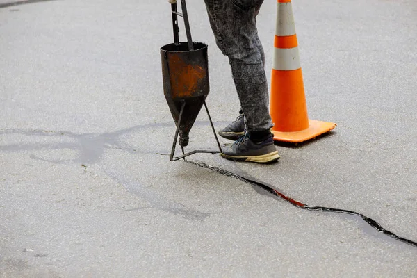 Asphaltdichtungsarbeiten Spachtelarbeiten Asphalt Riss Reparatur Flüssigkeit Fugendichtungsfuge Der Festen Straße — Stockfoto