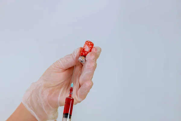 Enfermeira Mistura Sangue Paciente Com Medicação Para Injeção Fundo Branco — Fotografia de Stock