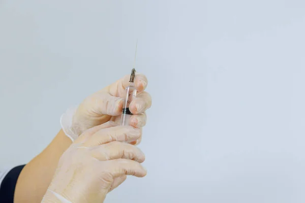 Orvosi Kéz Orvosi Kesztyűben Orvosi Injekciós Fecskendővel — Stock Fotó