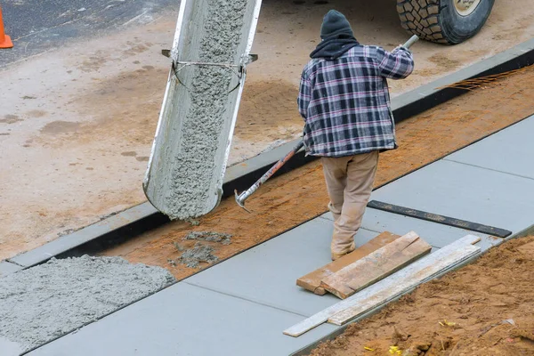 Construction Mason Worker Leveling Concrete Spreading Poured Concrete — Stock Photo, Image