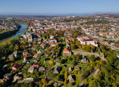 Uzhhorod Kalesi 'nin dağından şehrin manzarası, Zakarpattya Ukrayna