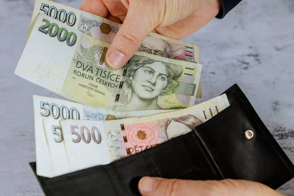 チェコのクルンを財布から取り出す男の手 — ストック写真