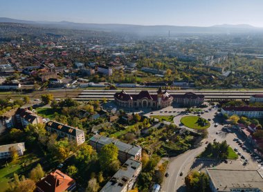 Uzhgorod tren istasyonu Zakarpattya Ukrayna 'da çatıları olan eski şehir manzarası