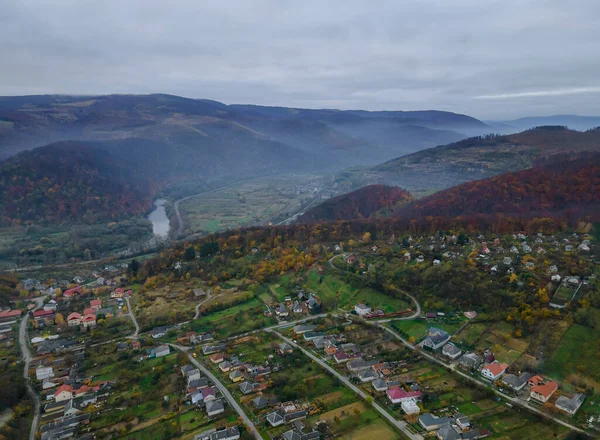 Piękny Poranek Przez Mgłę Las Góry Jesień Dolina Wieś Krajobraz — Zdjęcie stockowe