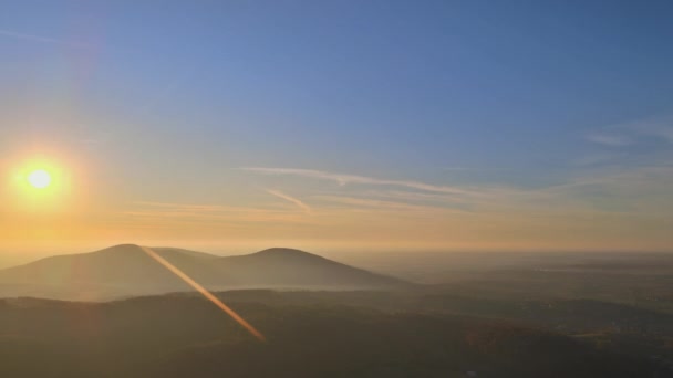 日出时雾蒙蒙的山谷的自然秋景 — 图库视频影像