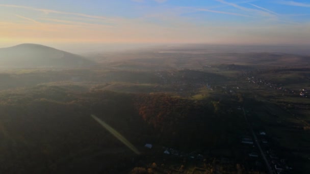 Paesaggio autunnale di alba in pendio boscoso di montagna con nebbia — Video Stock