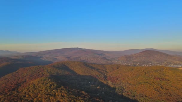 Bellissimo paesaggio con alba sulle montagne fantastica mattina con luce solare — Video Stock