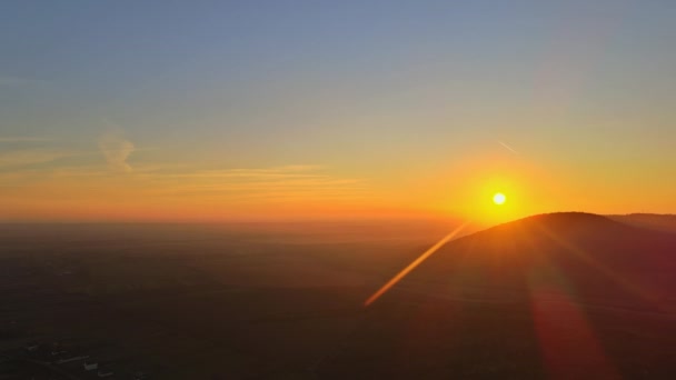 Zachód słońca góry malownicze widoki na lasy wyżyny wielki widok na mgłę — Wideo stockowe