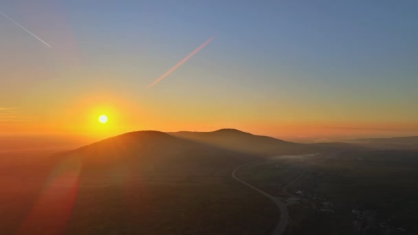 Bela vista do pôr do sol do topo das montanhas — Vídeo de Stock