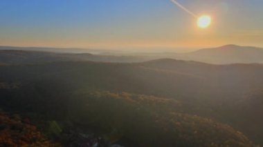 Dağların panoramik manzarasında güzel bir manzara, sisli tepelerin doğuşuyla sonbahar manzarası