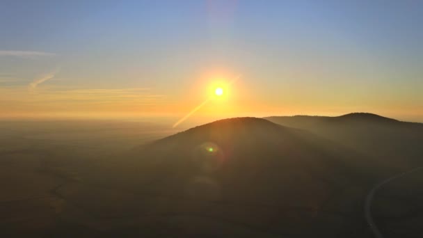 Niesamowity widok na przyrodę górskiego krajobrazu leśnego z zachodem słońca — Wideo stockowe