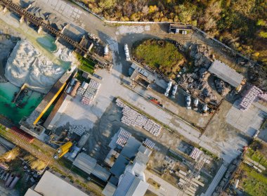 Beton fabrikasının inşaat için beton üreten endüstriyel hava görüntüsü