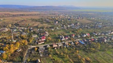 Küçük bir dağ köyünün üstünden hava manzarası