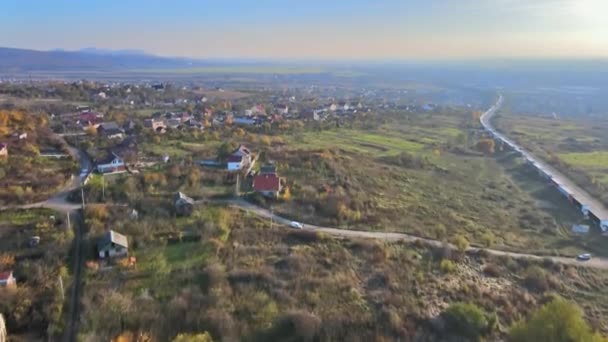 Landschaft mit Blick auf schönes kleines Dorf in den Bergen — Stockvideo