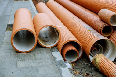 Şehrin su sisteminin yeniden inşasına ilişkin inşaat sahasında sıra sıra dizilmiş plastik PVC borular