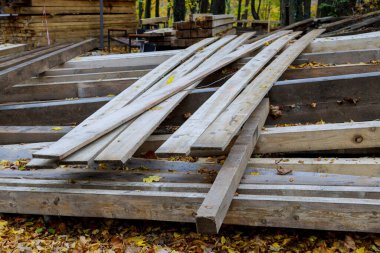 İnşaat alanındaki marangozhanede ahşap kereste malzeme stoku.