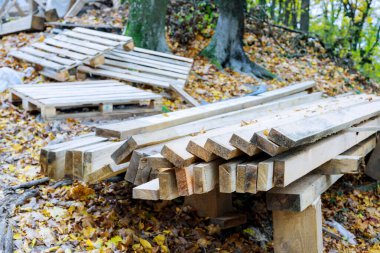 İnşaat malzemeleri endüstrisindeki ahşap tahtalar ahşap işleme