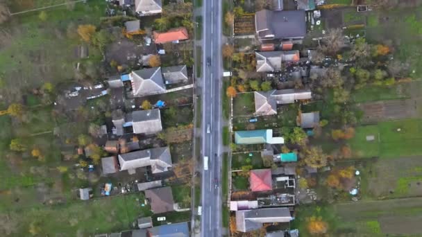 Piękny widok z lotu ptaka z wysokości wsi z domami i ulicami, polami ornymi, łąkami — Wideo stockowe