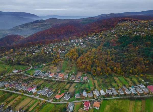Karpaty郊区近山高空空中俯瞰郊区上空的高空低洼地景观 — 图库照片
