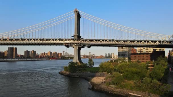 Över Manhattan New York City vackert med Manhattan Bridge — Stockvideo