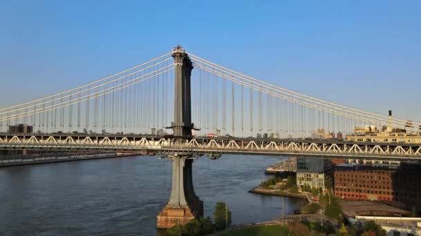 Luftaufnahme von Lower Manhattan, New York über die Manhattan Bridge — Stockvideo