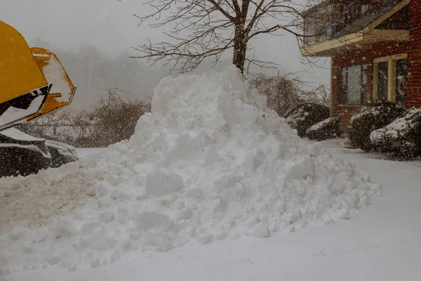 Tractor Ruimt Sneeuwruimer Verwijderen Van Sneeuw Ver Zware Sneeuwval Winter — Stockfoto