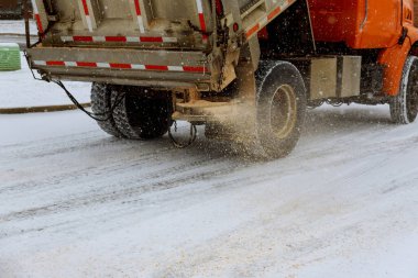 Otoyolların ve şehir sokaklarının bakımı için çalışan makine.