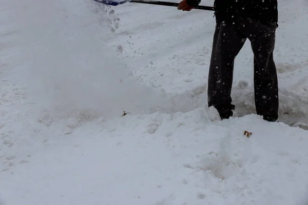 Obecní Pracovník Službě Čistí Sníh Lopatou Odhazování Sněhu Chodníku Silném — Stock fotografie