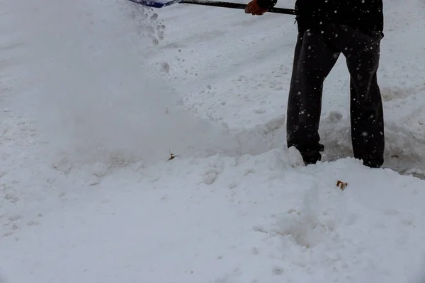 Kommunalarbetare Tjänsten Rengör Snö Med Skyffel Skyfflar Snö Trottoaren Efter — Stockfoto