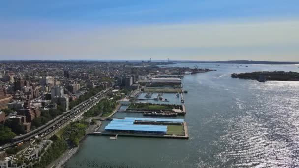 Letecký pohled na centrum Brooklynu přes Hudson River New York City — Stock video