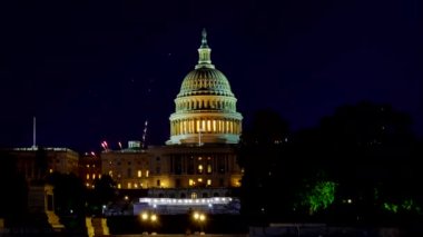 4 Temmuz Bağımsızlık Günü, arka planda, Washington DC 'deki ABD Kongre Binası' nın kutlama havai fişeklerini gösteriyor.